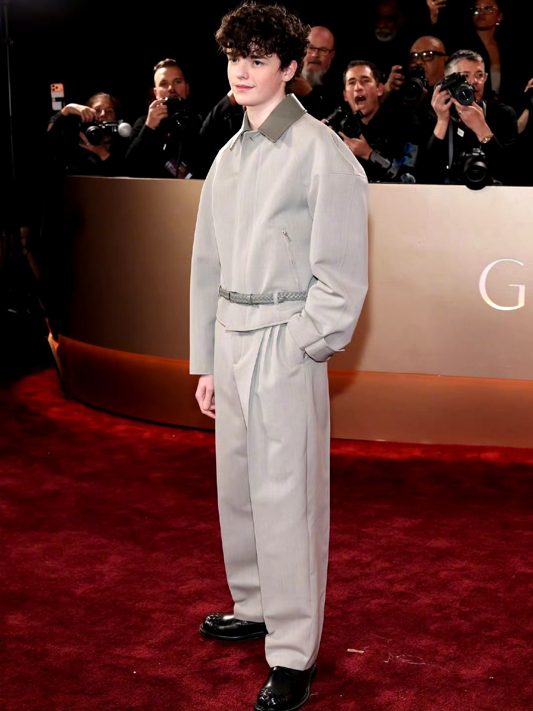 金球奖红毯造型_男明星红毯穿搭_女明星黑色礼服