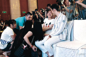 邓超遭咬唇黄晓明遭强抱 男明星也不安全