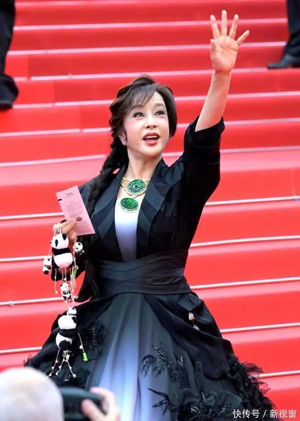 戛纳红毯中国明星遇冷，造型尴尬引热议，安保为何频出手