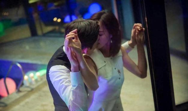 女明星拍吻戏有多拼？敬业背后是你看不到的尴尬和付出