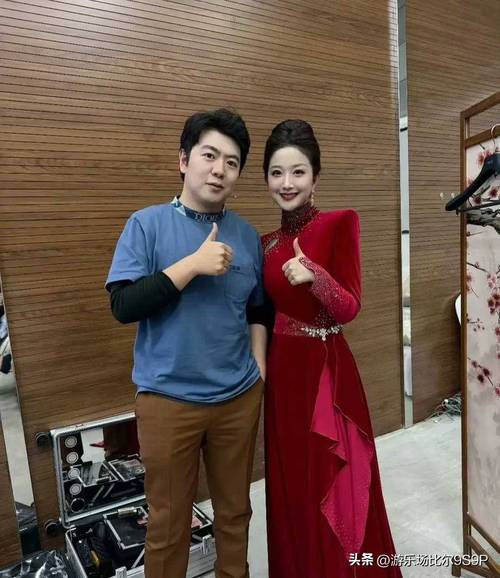 女明星春晚后台曝光：为穿礼服两周只吃黄瓜，网友热议裸睡习惯