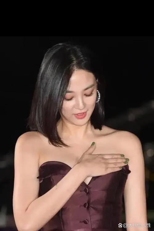 没胸的女明星_为什么女明星的胸看起来那么平_明星的胸都是隆的吗