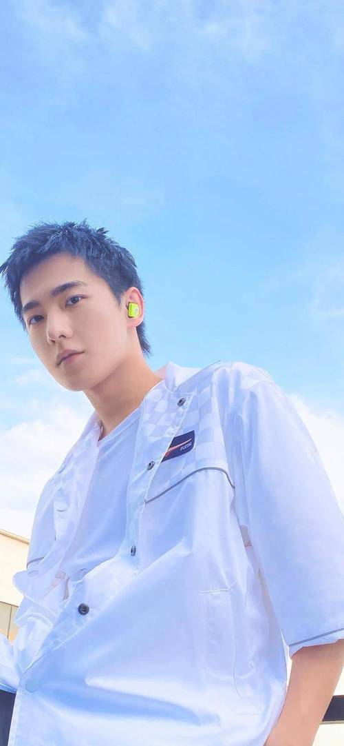 娱乐圈闷骚男主角：杨洋带伤开工不卖惨，王一博私聊曝光反差大